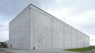 Zwischenlagerung von Atommüll in Biblis: Eine Lagerhalle für schwach- und mittelradioaktiven Abfall.