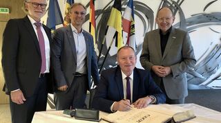 Eintrag ins Goldene Buch der Stadt Mannheim: Salon-Präsident Helmut Augustin (v.l.), Honorarkonsul der Republik Moldau Eugen Friesen, Aureliu Ciocoi und Christian Specht.