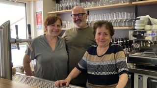 Wirt Michele Manniello, seine Frau Imma (l.) und Schwiegermutter Theresa (r.) sind das Herz der Pizzeria Salerno. Das Familienunternehmen besteht schon seit 50 Jahren.