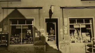 Das Gebäude 1955 mit dem Lebensmittelgeschäft Hoock.