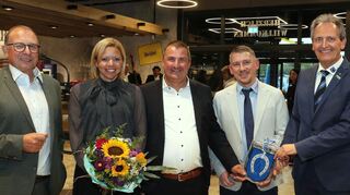 Über die Neueröffnung des Scheck-in-Centers in Brühl freuen sich (v. l.) Rainer Huber, der Sprecher der Geschäftsführung von Edeka Südwest, Susanne Scheck-Reitz, Christoph Scheck-Berger, Sven Lempke und Bürgermeister Ralf Göck.