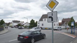 Die Kurve in der viel befahrenen Frankensteinstraße von Bobstadt ist schon lange umstritten. Bei einer Bürgerversammlung soll es um Pläne zur Neugestaltung des Bereichs gehen.