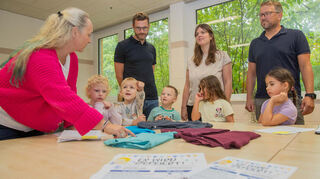 Sabine Graupner (v.l.), Jan Schäfer, Lebenshilfe-Vorsitzende Birgit Schmidt und Tim Langbein bereiten mit Kindern der Kita Schwalbennest die Jubiläumsfeierlichkeiten vor.
