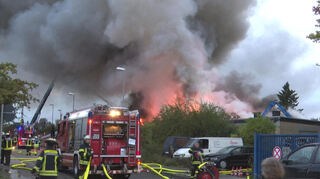 Bei dem Brand auf einem Schrottplatz ist eine dichte Rauchwolke entstanden. Die Bevölkerung wurde aufgefordert, Fenster und Türen geschlossen zu halten und Lüftungsanlagen abzuschalten.