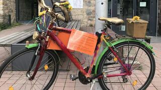 Bunte Fahrräder mit Briefkasten machen auf die Aktion aufmerksam.