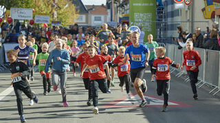 Der Start des 2,5- und 5-Kilometer-Laufes im vergangenen Jahr. Laurin Wiedemann (rechts im blauen Shirt) gewann den 2,5-Kilometer-Lauf.
