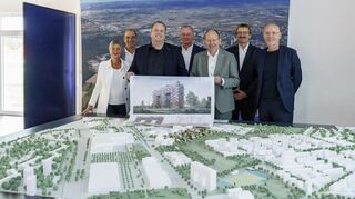 Die Verantwortlichen vor dem Modell des neuen Mannheimer Stadtteils Franklin (v.l.n.r.): Heike Müller (Werner Wohnbau), Klaus Müller (Werner Wohnbau), Martin Müller (Werner Wohnbau), Alexander Werner (Geschäftsführer Werner Wohnbau), Oberbürgermeister Christian Specht und die beiden MWSP-Geschäftsführer Karl-Heinz Frings und Achim Judt.