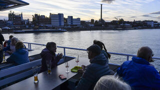 Fahrt in den Abend hinein: Die MM-Leserinnen und Leser genießen die Atmosphäre bei der Rundfahrt im Mannheimer Hafen.