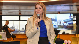 Chefredakteurin Miriam Scharlibbe bei der Rundfahrt des „Mannheimer Morgen“ im Hafen Mannheim.