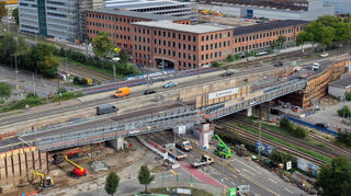 Die Aufnahme vom 5. September zeigt die B38, nachdem Teile der Behelfsbrücke eingesetzt worden sind.