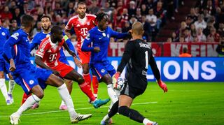 Ein Eigentor von Trevoh Chalobah (2.v.r.) bringt die Bayern in Führung.