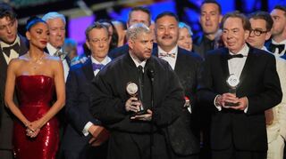 Jamie Lloyd, Mitte, nimmt am 8. Juni den Preis für die beste Wiederaufnahme eines Musicals für «Sunset Boulevard» während der 78. Tony Awards in der Radio City Music Hall entgegen - links neben ihm Nicole Scherzinger, rechts neben ihm Webber. (Archivbild)