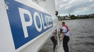 Nach Angaben der Polizei war das Kabinenschiff am Dienstagabend mit 71 Passagieren an Bord auf dem Rhein vor Rüdesheim (Rheingau-Taunus-Kreis) mit dem Heck gegen Ufersteine gestoßen und beschädigt worden. (Symbolbild)