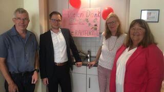 Bertram Bähr (v.l.), Sebastian Sax, Bettina Engelke und Gerlinde Mandel vor der neuen Teeküche des Kinderschutzbundes.