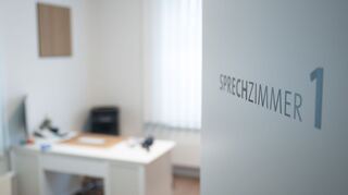 Union und SPD wollen ein verbindliches System einführen, bei dem Patientinnen und Patienten in eine Hausarztpraxis gehen, die sie bei Bedarf an Fachärzte überweist. (Symbolbild)