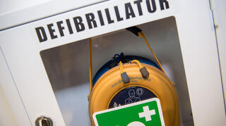 Ein Schränkchen mit einem Defibrillator. Das Exemplar beim SC 08 Reilingen ist öffentlich zugänglich.