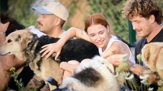 Voller Einsatz für die Tierheim-Bewohner in der Ukraine: Filmszene mit Malte Zierden (re.), der das Projekt mit Feundin Phia Quantius sowie den Freunden Broder Böll und Hubertus Zeck ins Leben gerufen hat.