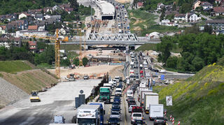 Pforzheim: Fahrzeuge stehen im Stau an einer Baustelle auf der Autobahn 8 bei Pforzheim.