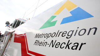 So groß sieht man das Logo der Metropolregion selten wie auf dem Feuerlöschboot, einem besonderen Kooperationsprojekt.