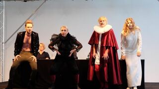 Bei der Pressekonferenz zu den Ludwigshafener Festspielen präsentiert das Ensemble (v.l.: Fabian Stromberger, Ilona Christina Schulz, Jörg Malchow, Josephine Thiesen) einen musikalischen Auszug aus Intendant Tilman Gerschs Shakespeare-Inszenierung „Maß für Maß“.