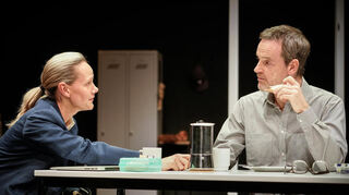 In „Changes“ spielen Anna Schuldt und Jörg Hartmann 23 Figuren: Nina und Mark – sowie 21 andere.