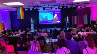Die Abendakademie arbeitet auch mit anderen Akteuren aus der Stadt eng zusammen. Hier bei der ESC-Übertragung in der Mannheimer Abendakademie zusammen mit dem Queeren Zentrum.