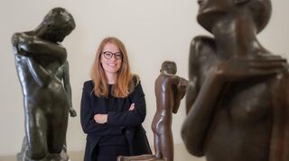 Vize-Direktorin und Kuratorin Luisa Heese zwischen Plastiken von Georges Minne und Ernesto de Fiori (re.), die neben vielen anderen Werken in der neuen Ausstellung zu sehen sein werden.