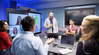 Die passenden Beschäftigten zu finden (hier Mitarbeiter von SAP in Walldorf), kann für Unternehmen manchmal langwierig sein.