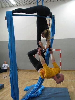 Verena und Andreas praktizieren Aerial Silk für Fortgeschrittene.