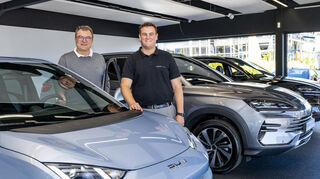Geschäftsführer Thomas Neubeck (l.) und der Markenverantwortliche Timo Neubeck von den Autohäusern Neubeck führen ab sofort auch die führende chinesische Automarke BYD.