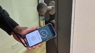 Hausmanagerin Marianna Ostuni zeigt, wie sich die Türen mit einer App auf dem Handy öffnen.