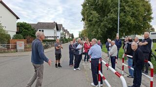 „Welche Lösung haben Sie?“, fragt Grünen-Fraktionschef Christian Wolf (l.) die Anwohner der Max-Planck-Straße.
