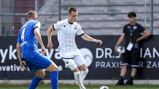 Denis Pfaffenrot - hier gegen den Balinger Marvin Jäger - wird in der Partie gegen die TSG gefoult und bricht sich dabei den Mittelfuß. Er fehlt dem SV Sandhausen nun monatelang.
