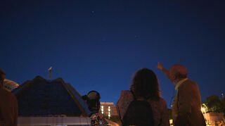 Beobachtungsabend am Planetarium Mannheim anlässlich der Earth Night im Jahr 2024.