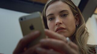 Lily James spielt Whitney Wolfe Herd.