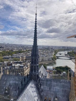 Ein neuer Spitzturm mit goldenem Hahn findet sich nun als Ersatz für den, der beim Brand 2019 einstürzte.