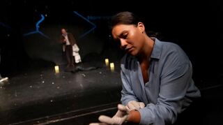 Matthias Hecht und Bernadette Evangeline Schlottbohm spielen in „Der Mann im Tauchanzug“.