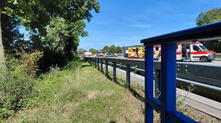 Mehrere Blaulichtfahrzeuge stehen auf der A5 bei Dossenheim.