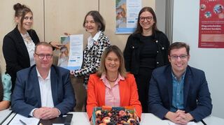 Werben für den Osteoporose-Tag: Erste Kreisbeigeorndete Angelika Beckenbach (sitzend, 2.v.r.). Erster Stadtrat Marius Schmidt (r.), Krankenhaus-Geschäftsführer Florian Busse sowie (hinten stehend) die zwei „PauLas“ und Jennifer Jarke, links Florian Busse, rechts Marius Schmidt