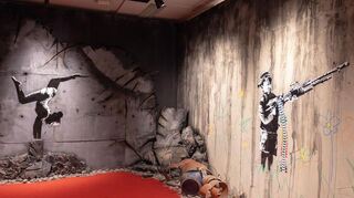 Krieg prangert er immer wieder an: Teil der Schau „House of Banksy" in den Mannheimer Quadraten.