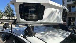 Kameras und Sensoren auf dem Dach des Fahrzeugs erfassen automatisch Kennzeichen abgestellter Autos, Positionsdaten und parkraumrelevante Verkehrszeichen.