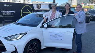 Staatssekretärin Elke Zimmer, Digitalbürgermeisterin Martina Pfister und Mobilitätsbürgermeister Raoul Schmidt-Lamontain (v.l.) vor dem Fahrzeug.