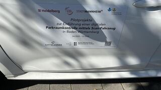 Schilder an den Türen erklären den Sinn und die Aufgabe des Fahrzeugs.