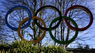 Das IOC lässt Sportler aus Russland und Belarus wie in Paris unter neutraler Flagge auch für die Winterspiele 2026 zu.