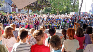 An der Astrid-Lindgren-Schule in Ladenburg werden die neuen Erstklässler begrüßt.