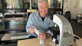 Norbert Becker mit einem Tütchen, in dem sich Copepoden befinden. Sie sollen künftig zur Tigermücken-Bekämpfung eingesetzt werden.