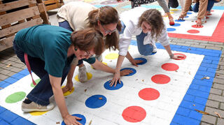 Auf dem Pausenhof der Graf-von-Oberndorff-Schule Neckarhausen kann jetzt auch Twister gespielt werden.