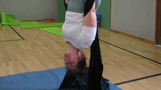 Karina Disch kopfüber.