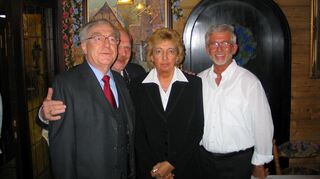 März 2005: Ernst und Ingrid Schmitt (r.) mit einem „Stammgast“, Alt-Ministerpräsident Lothar Späth (l.), und Bürgermeister Peter Riehl.