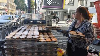 Palettenweise Sojajoghurt wird an die Autos an der Kunststraße ausgegeben.